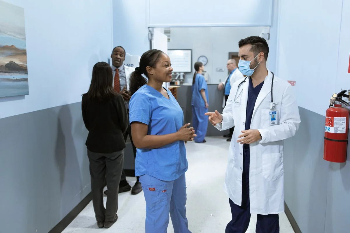 Soignants échangeant en clinique