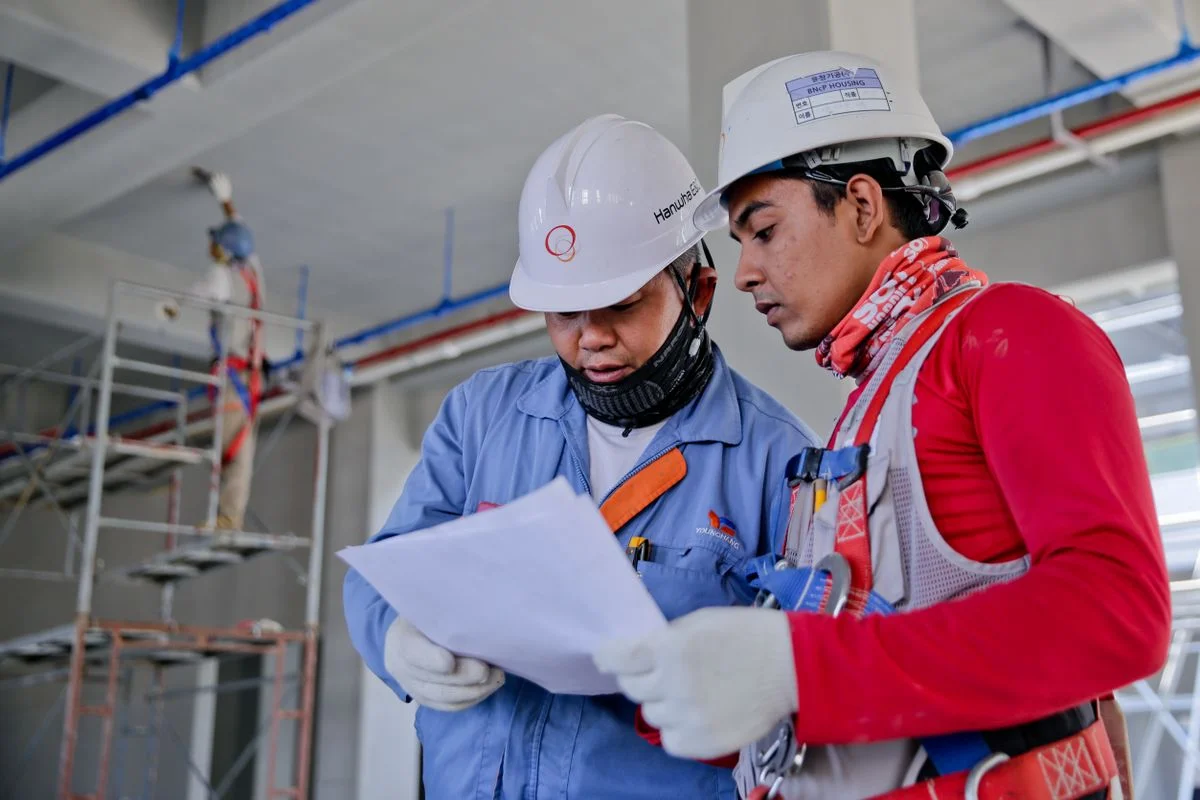 Équipe de chantier consultant des plans