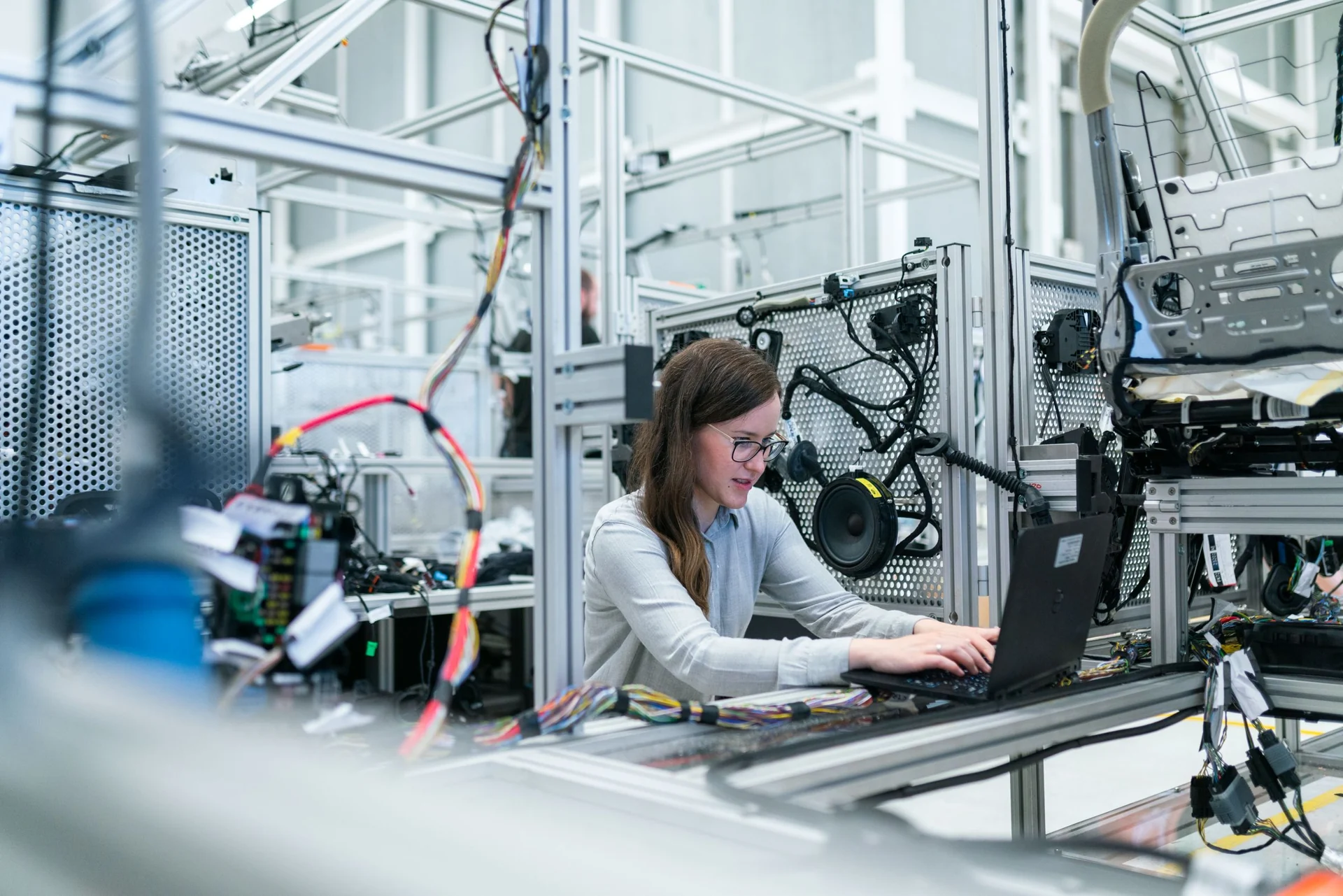 Ingénieure dans un atelier de recherche