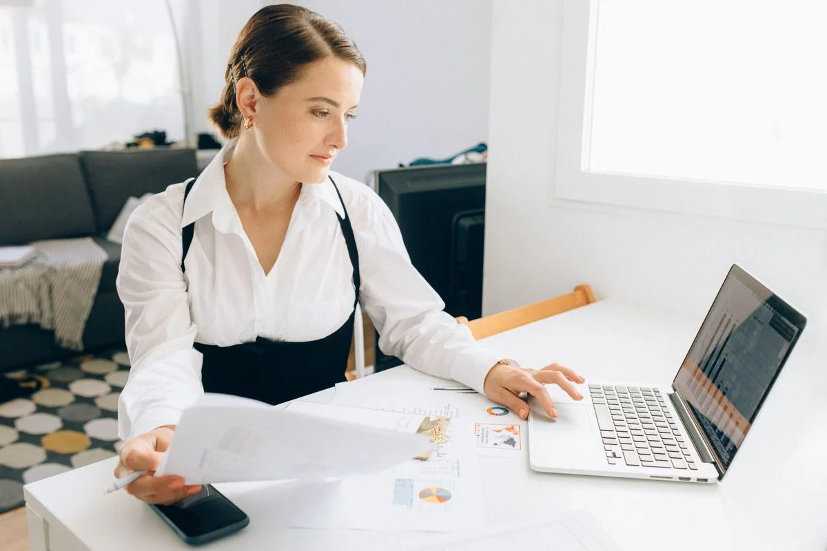 Professionnelle vérifiant des rapports financiers