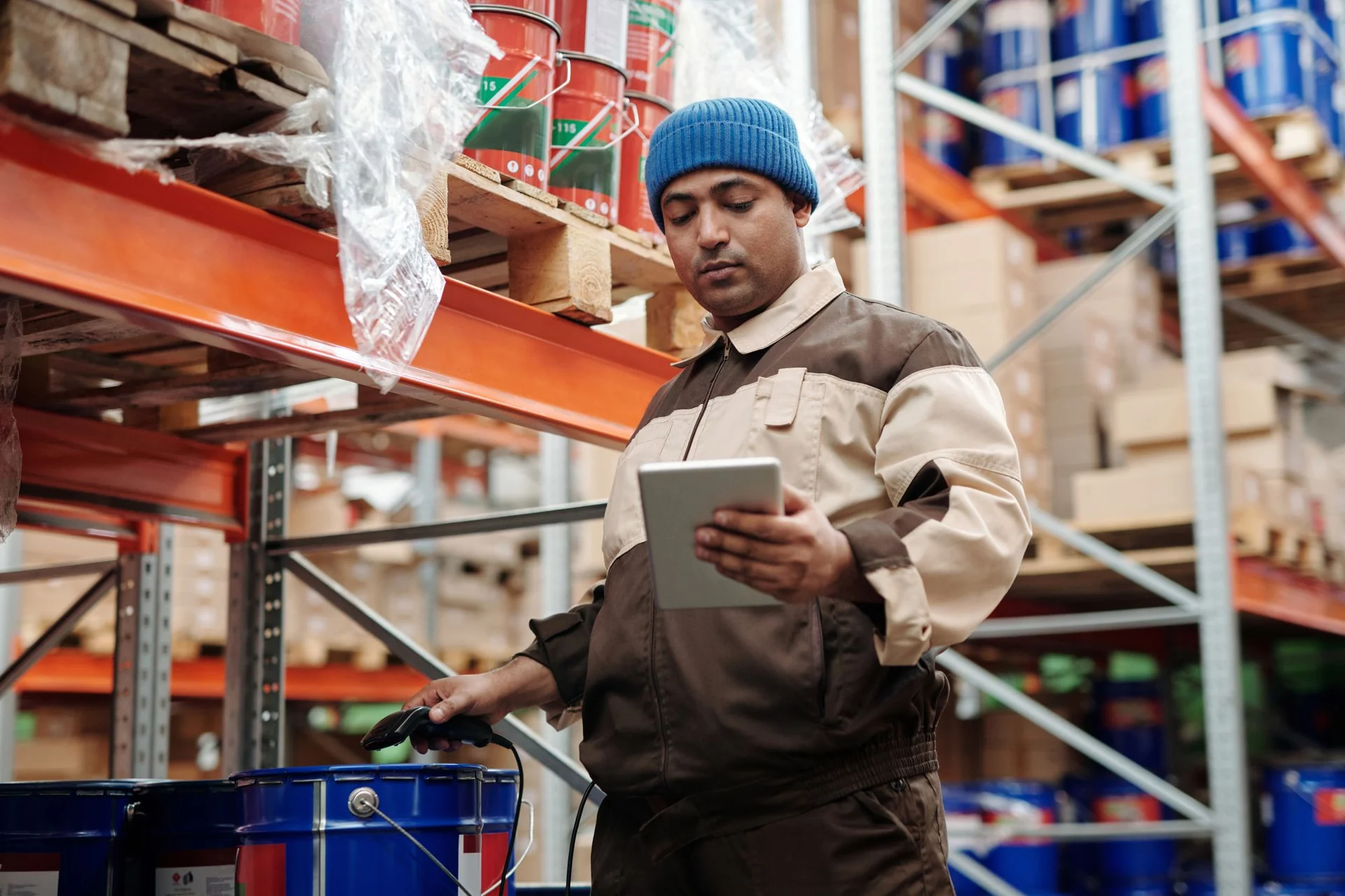 Professionnel de la logistique dans un entrepôt